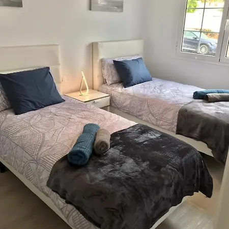 Apartman Beautiful 2 Bed Apt With Air Con & Free Wifi Pdc Apt 4b