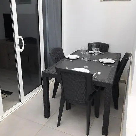 Apartment Beautiful 2 Bed Apt With Air Con & Free Wifi Pdc Apt 4b *