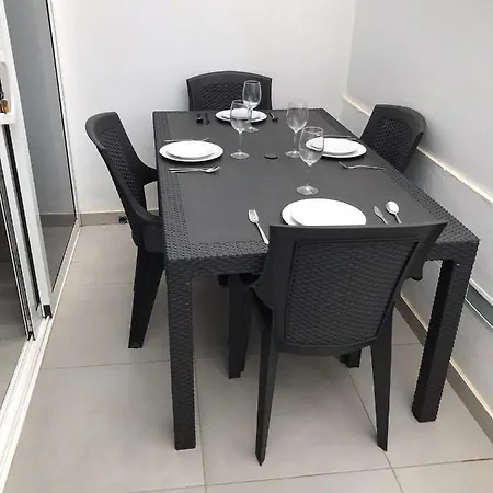 Apartment Beautiful 2 Bed Apt With Air Con & Free Wifi Pdc Apt 4b *